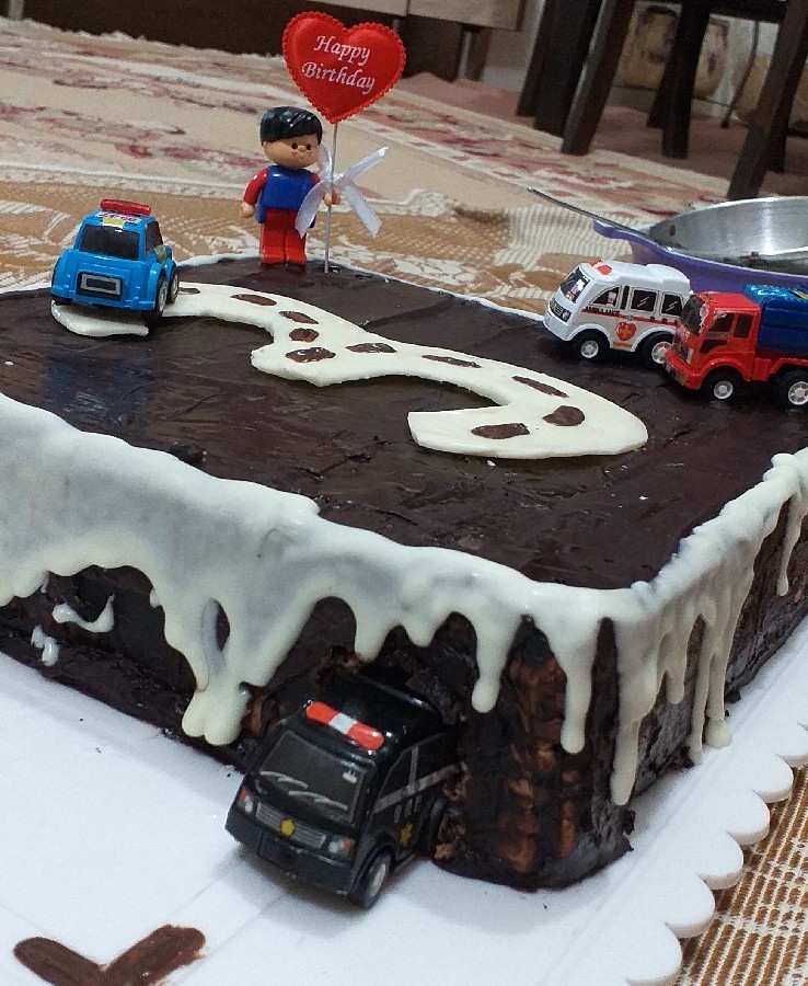 کیک یخچالی برای تولد پسرم اگه دقت کنید اینجا زیر گذر هست ماشینام دارن ازش رد میشن???فکر کنم برف هم اومده