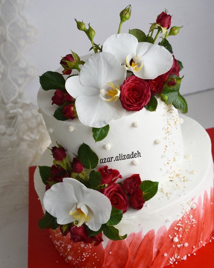 عکس کیک خامه ای و گل طبیعی