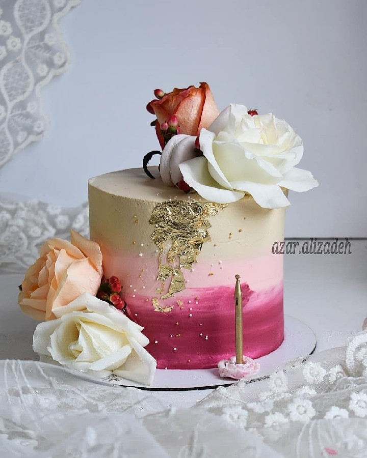 عکس کیک خامه ای و گل طبیعی