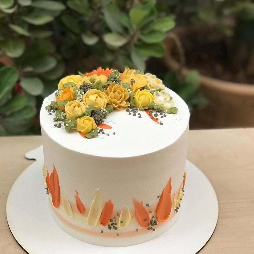 کیک خامه ای و گلهای باترکریم