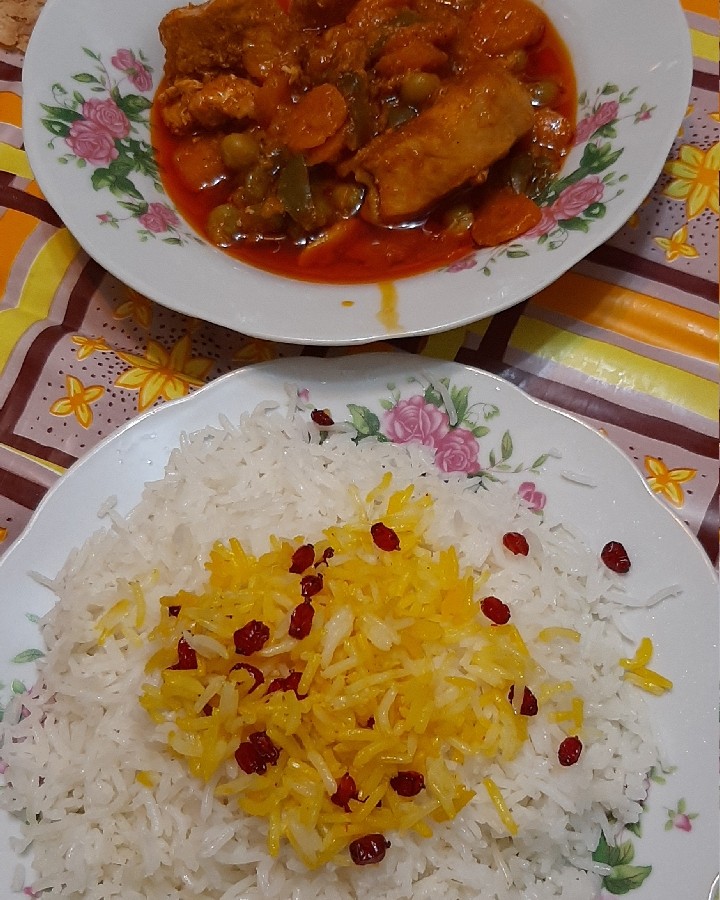 ناهار امروز ما .خورش مرغ هویج و آلو با پلو ایرانی