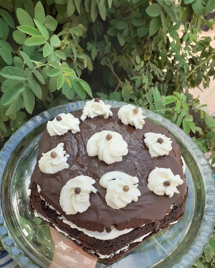 عکس کیک شکلاتی با فیلینگ خامه و موز
