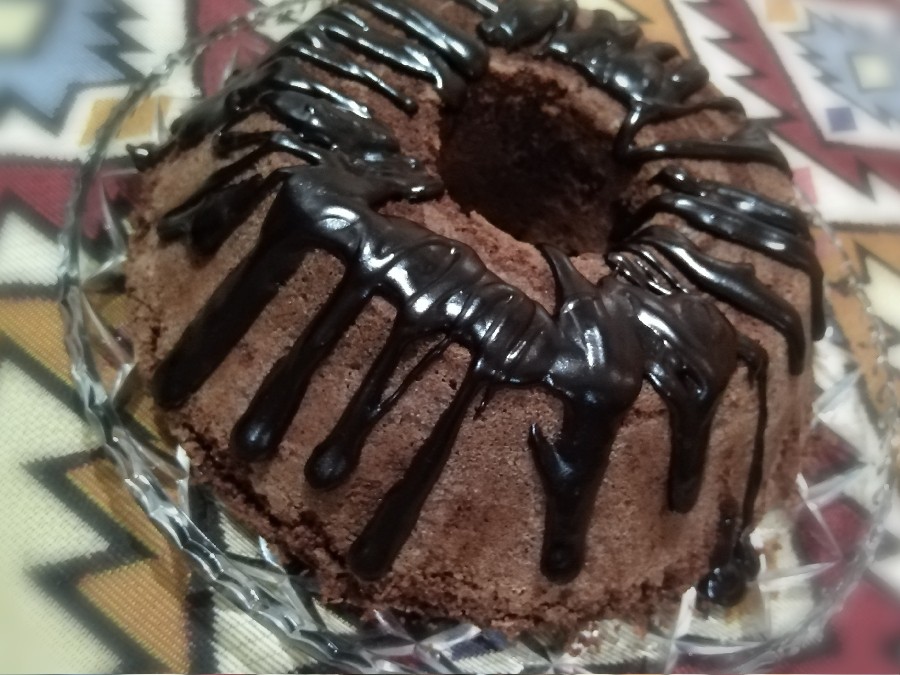کیک کاکائویی با روکش سس شکلاتی