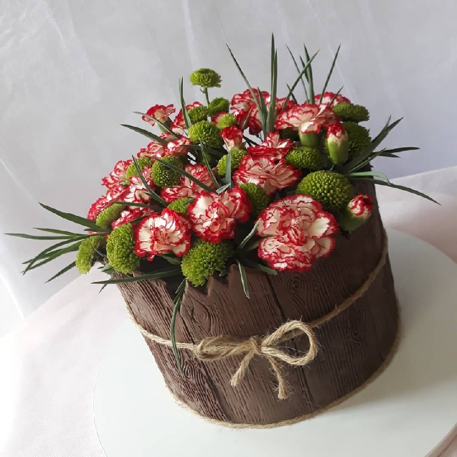 عکس کیک فوندانت مدل سبد گل دیزاین شده با گل طبیعی