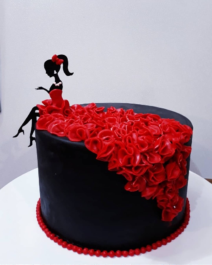 کیک فوندانت تم دخترونه مشکی قرمز