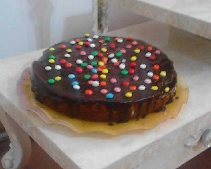 کیک وانیل با روکش شکلات و اسمارتیز