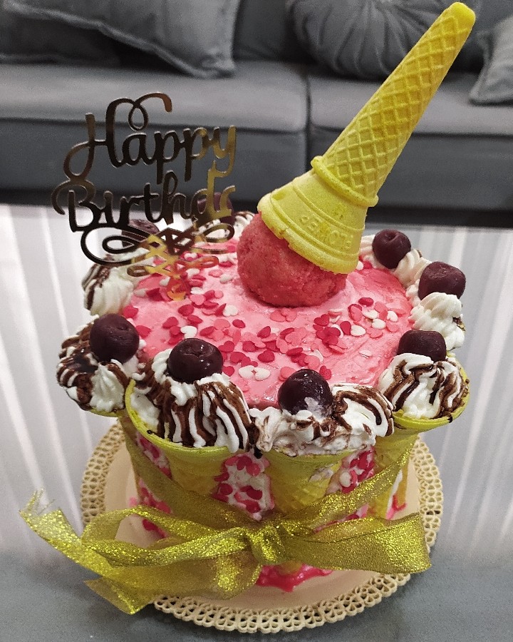 عکس کیک تولد با تزیین بستنی قیفی