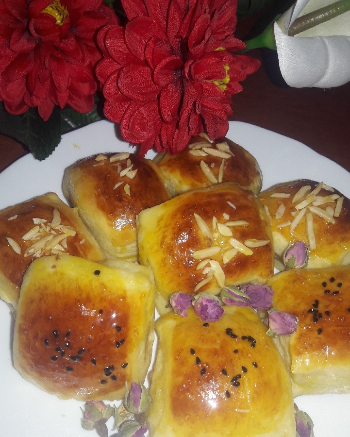 عکس شیرینی گل محمدی قرار گروهی با دوستان