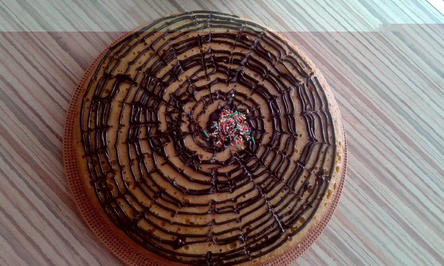 عکس کیک زعفرانی داخل ماهیتابه با ارد گندم