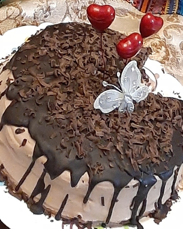 کیک شکلاتی با روکش خامه و شکلات