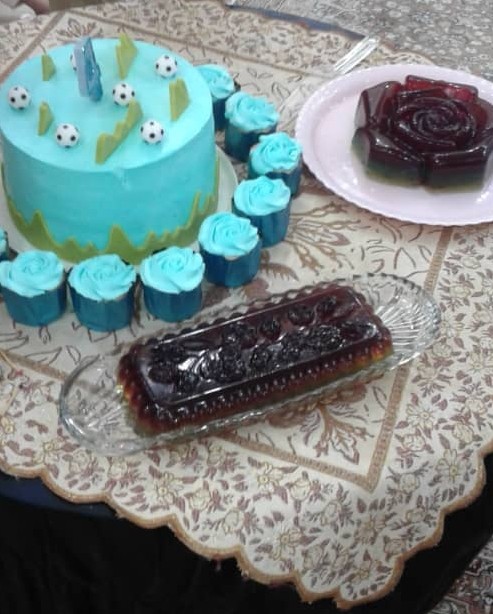 کیک تولد پسرم وژله .ژله کارخودمه وکیک رو عمه پسرم درست کرد.