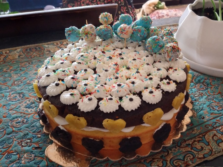 عکس کیک تولد دو طبقه با روکش خامه 