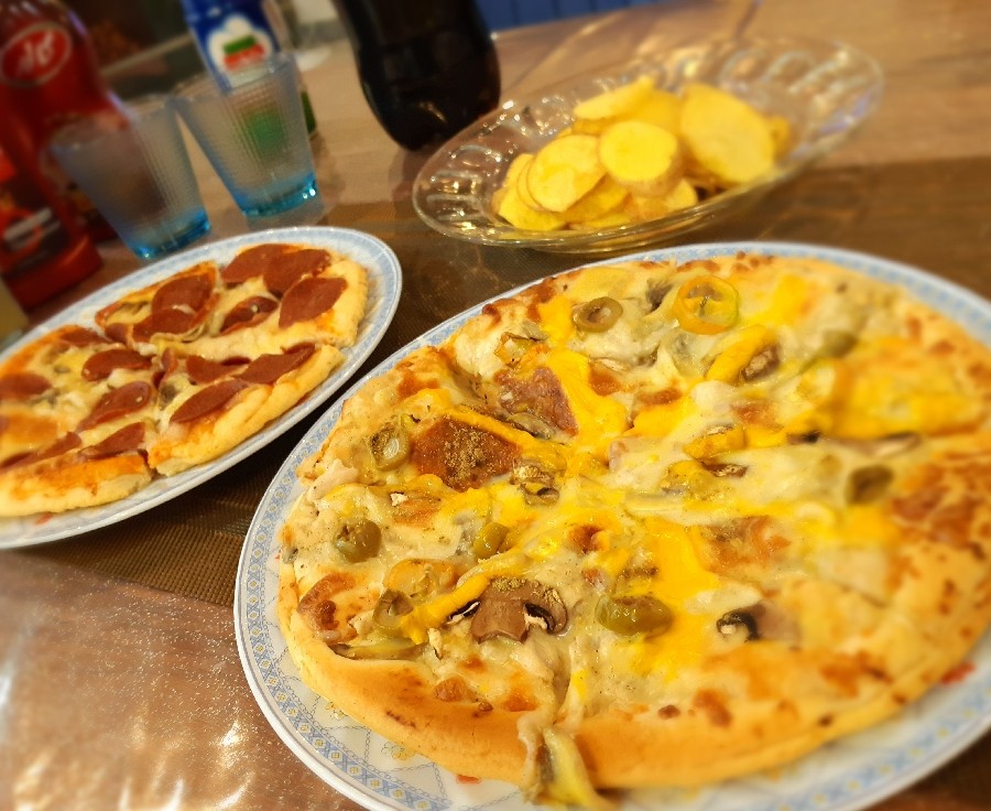عکس پیتزا چیکن استراگانف و پیتزا پپرونی و چیپس
