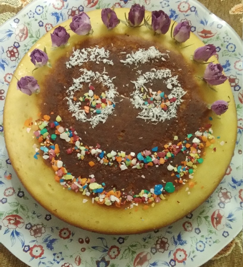 کیک خوشمزه باتزئین ترافل ،گل محمدی، پودر نارگیل