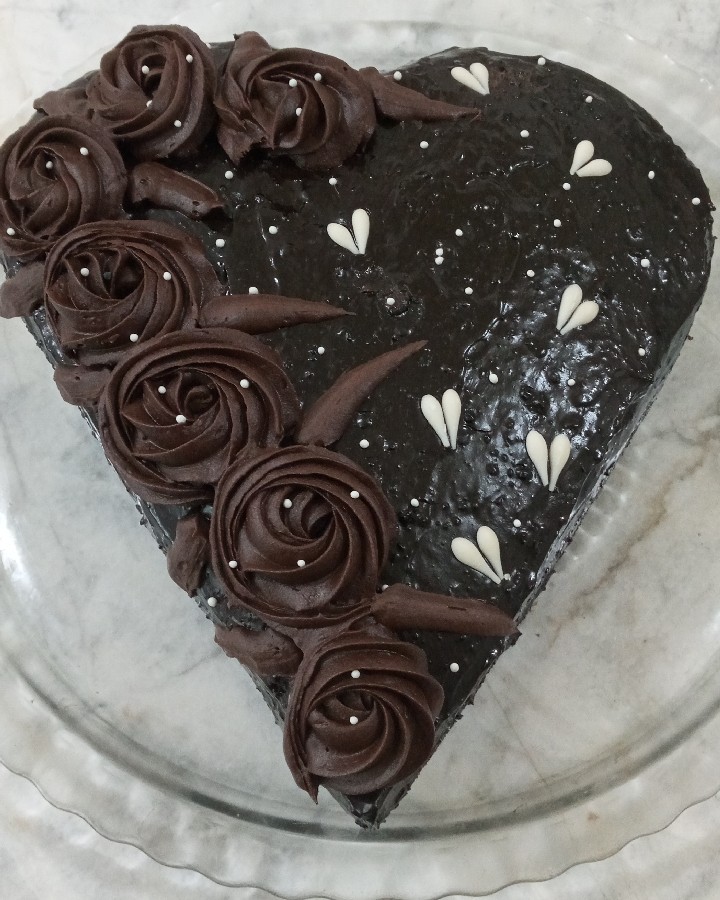 عکس کیک شکلاتی با تزیین گاناش فرم گرفته