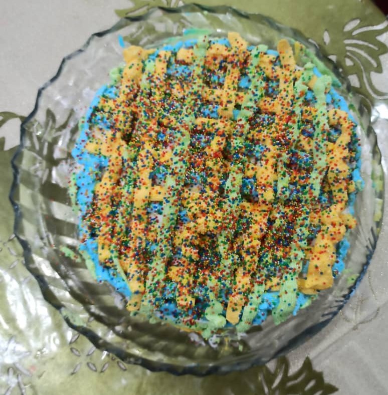 کیک اسفنجی با تزیین خامه