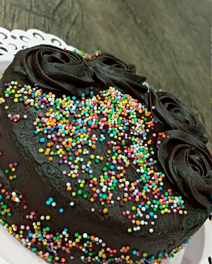 عکس کیک شکلاتی به همراه گاناش فرم گرفته