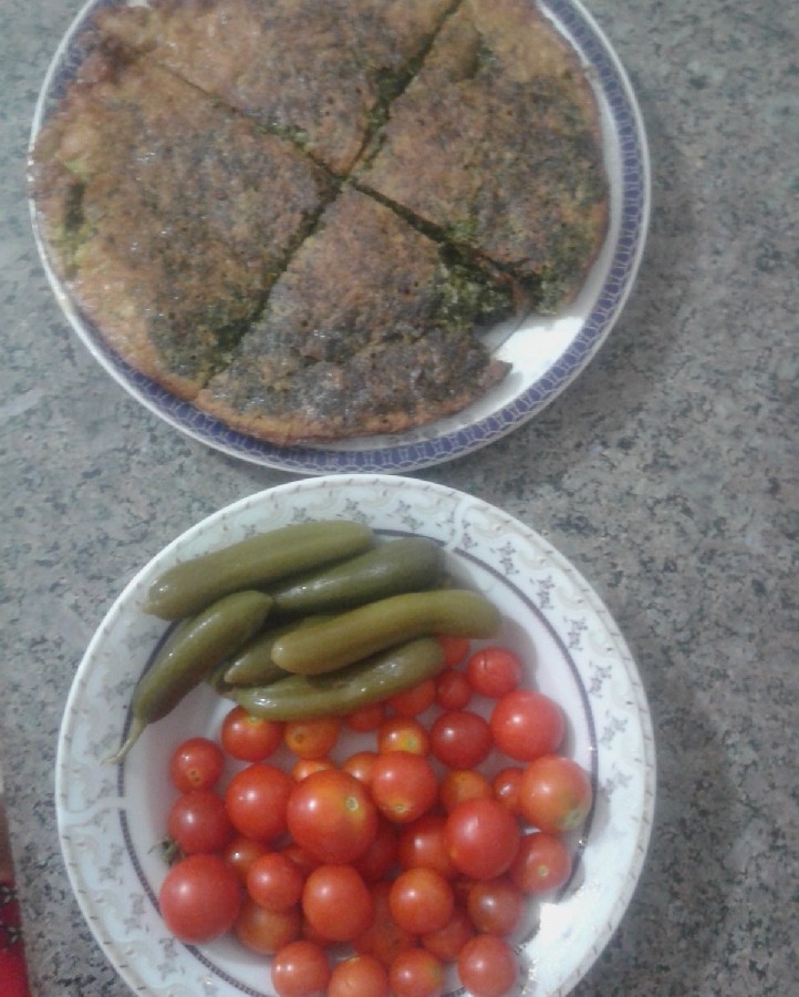 عکس سبزی کوکو با گوجه محلی وخیارشور