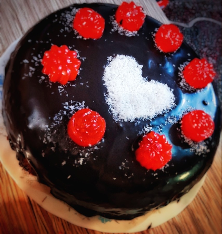 کیک شکلاتی ساده
باروکش گاناش و تزئین پاستیل?