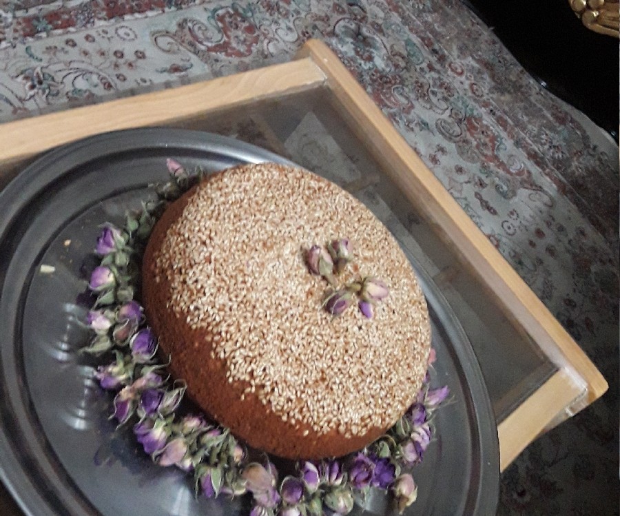 عکس کیک هل و گل محمدی و کنجد