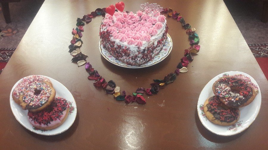 کیک اسفنجی با خامه کشی ودونات