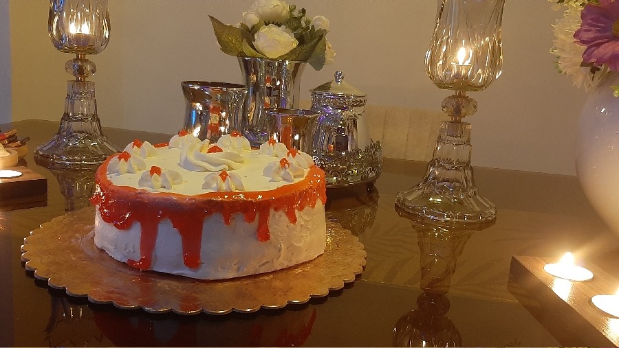 کیک تولد وانیلی با بریلو قرمز 