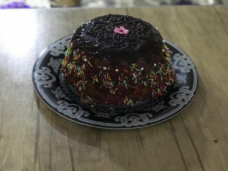 عکس کیک آلبالو با تزئین سس آلبالو و گاناش^^