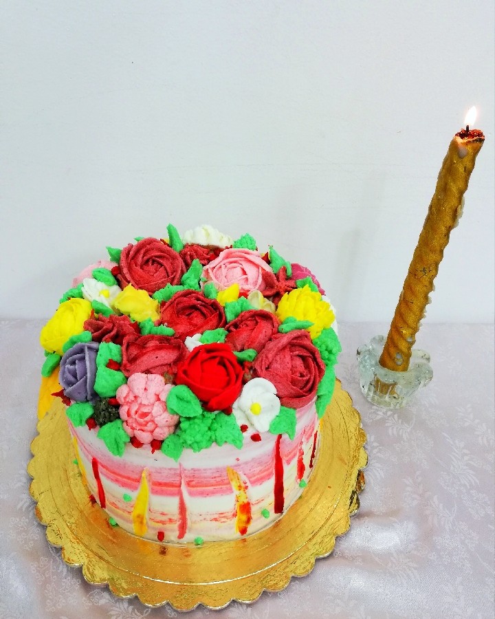 عکس کیک خامه ای با گل های باترکریم 