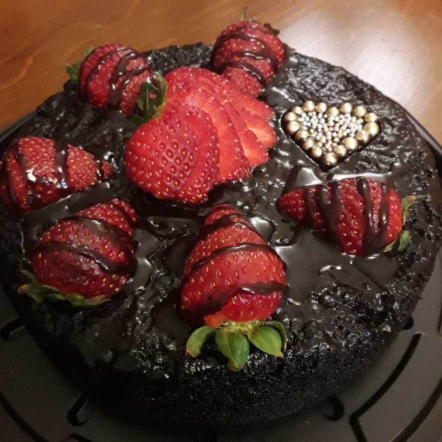 عکس کیک خیس شکلاتی وگان با تزئین میوه