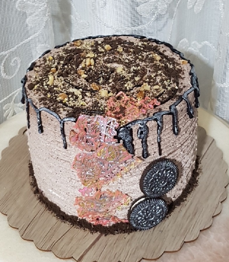 عکس کیک خامه ای با فیلینگ موز وگردو و شکلات 