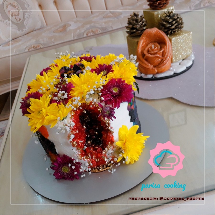 عکس کیک خامه ای با گل طبیعی