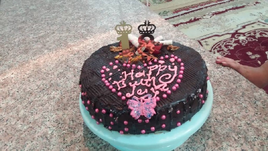 کیک شکلاتی با فیلینگ خامه و موز و رویه گاناش فرم گرفته#تولد خواهر زاده