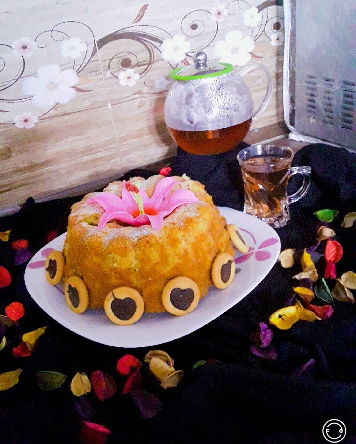 عکس کیک گلاب و دمنوش گل گاوزبان 