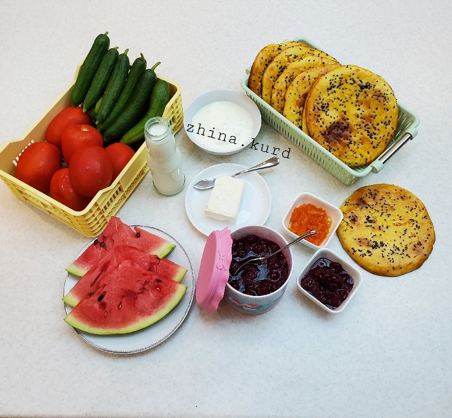 عکس صبحانه با نون محلی دستپخت خودم