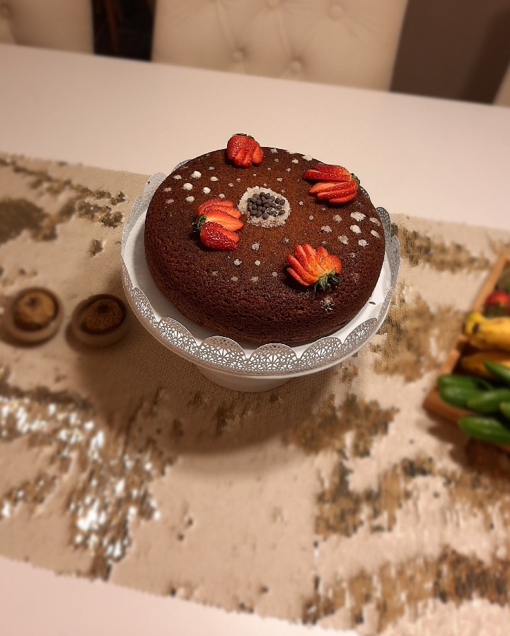 عکس کیک خونگی من و زنداییم برای تولد داییم با تزیین توت فرنگی و پود نارگیل .