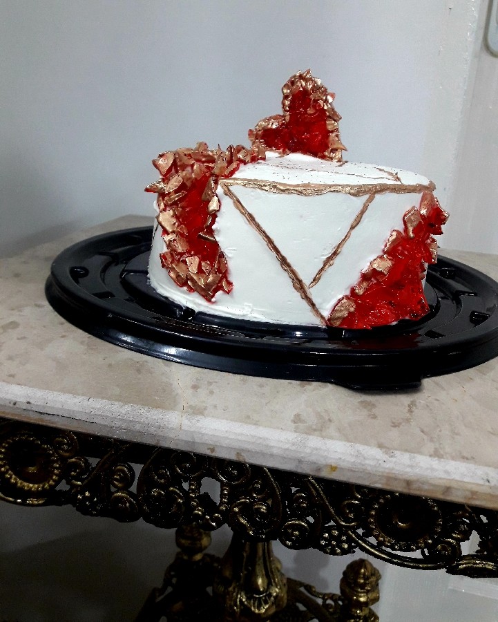کیک خامه ای با تزیین سنگ اماتیس (خوراکی)