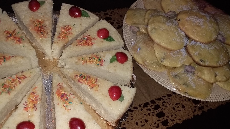 عکس شیرینی کشمشی و کیک وانیلی