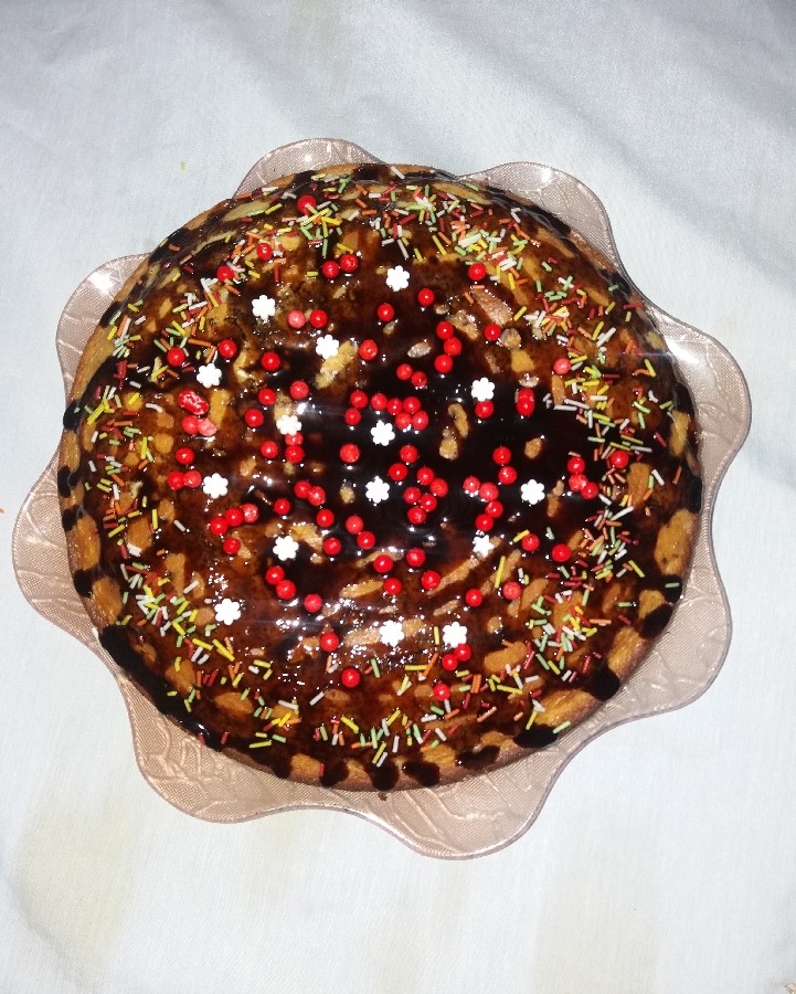 عکس کیک با طعم توت فرنگی 
و تزیین سس شکلاتی