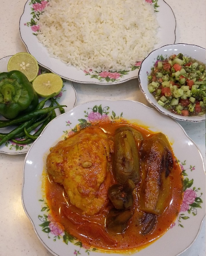 چلو خورشت بادمجون با مرغ سالاد شیرازی