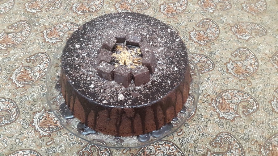 کیک ساده با روکش سس شکلات
