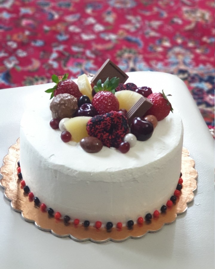 عکس کیک خامه کشی شده با تزئین میوه و شکلات ?