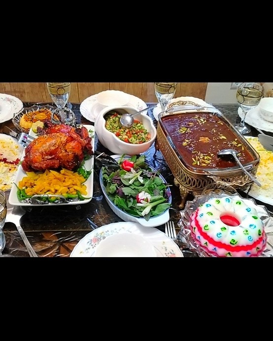 عکس میز شام (فسنجان، مرغ بریان، ژله، کرم کارامل و سالاد شیرازی) 