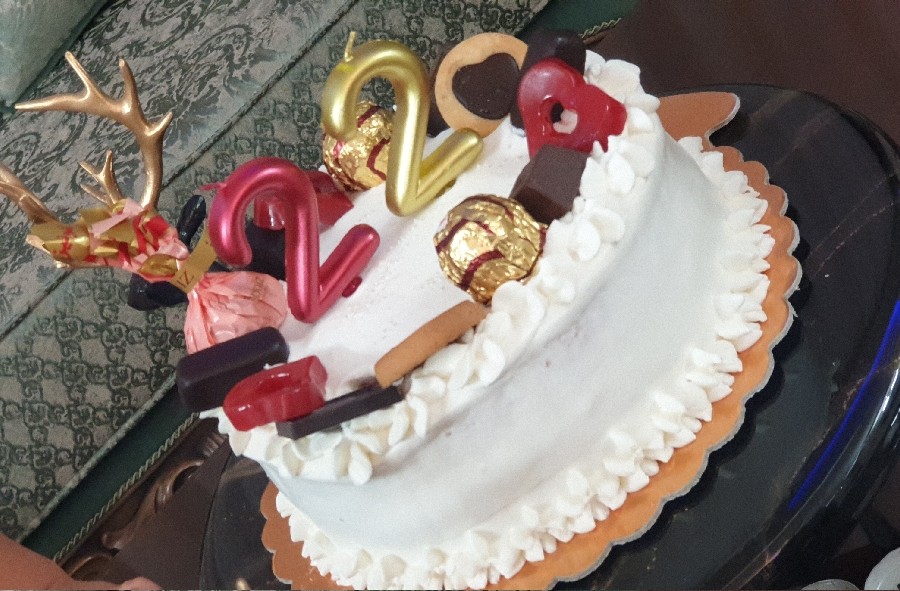 کیک تولد با تزئین شکلات (کیک اسفنجی)