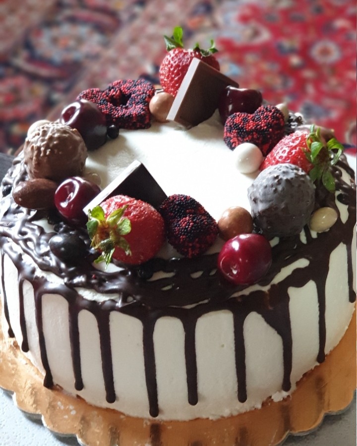 عکس کیک شکلاتی اسفنجی ( خامه کشی شده با تزئین میوه و شکلات)