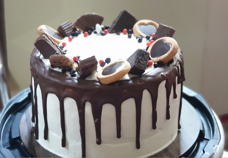 کیک اسفنجی خامه کشی شده با تزئین شکلات و بیسکوئیت ( مخصوص تولد )?