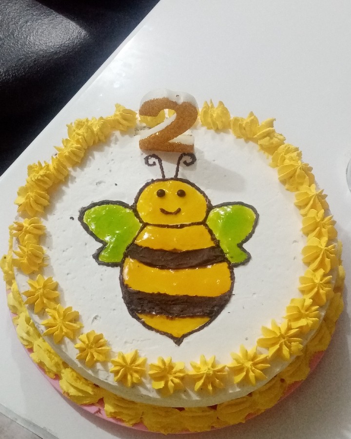 عکس کیک تولد با تم زنبور