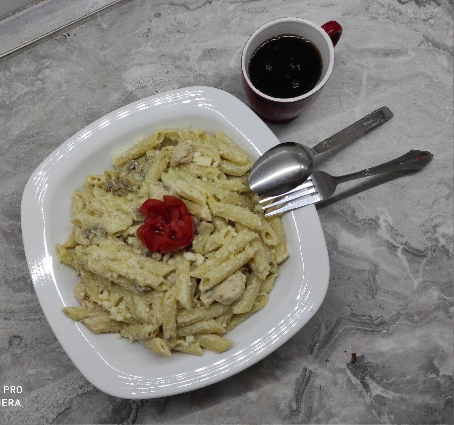 بفرمایید اینم پاستا پنه با سس آلفردو