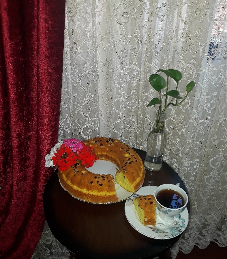 عکس کیک کشمش و گردوی زعفرانی با بافتی بسیار نرم