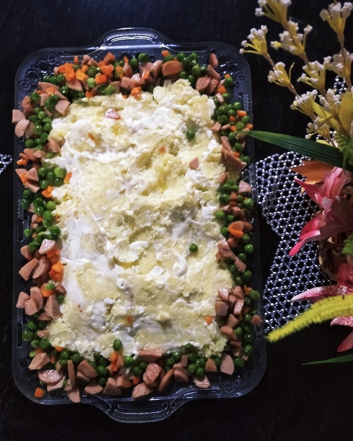 سالاد الویه همراه با هویج و سوسیس