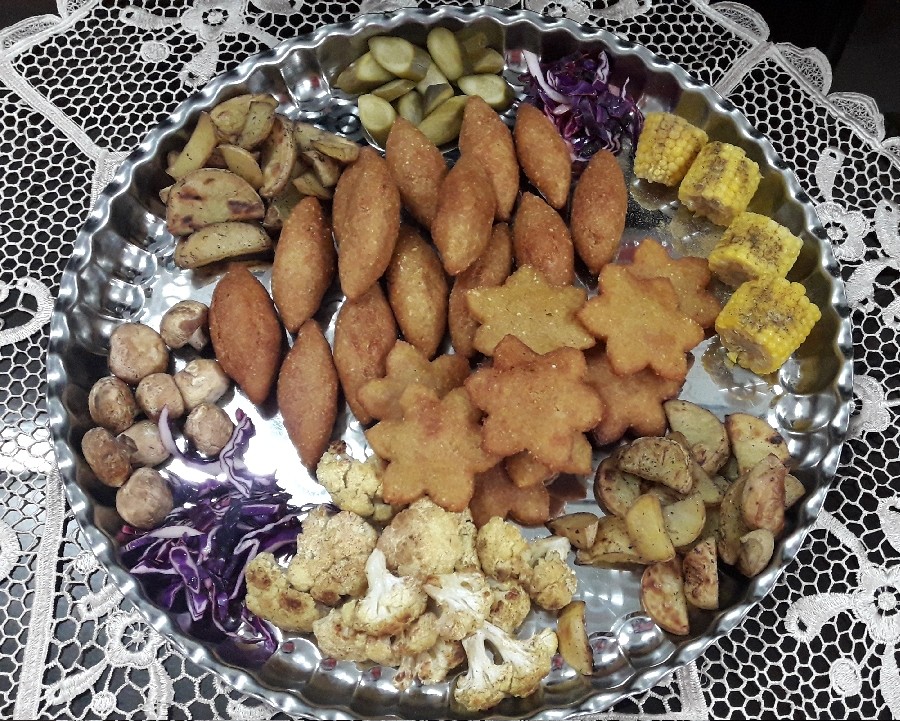 عکس کبه و کتلت بلغور(غذای عربی)
با دورچین سبزیجات کبابی

